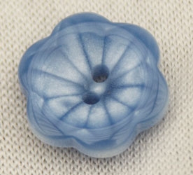 Knap 15 mm lyseblå blomst