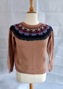 Sweater med mønstret bærestykke